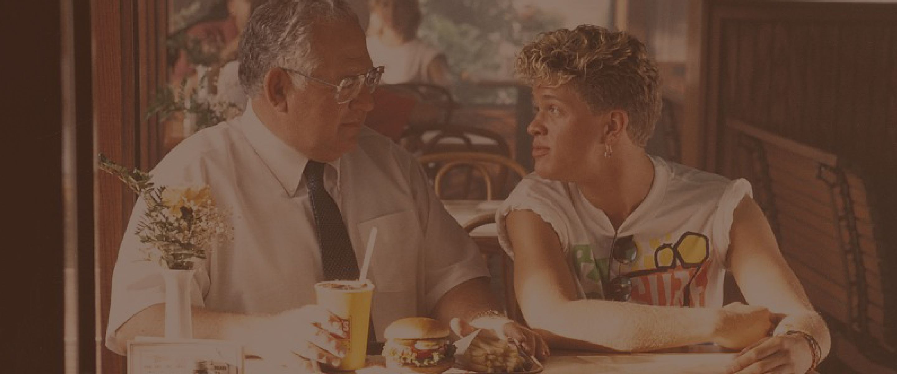 Dave con adolescente en comercial de televisión