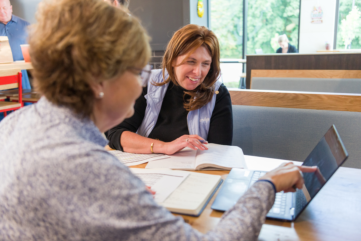 Wendy's franchisees work together on a laptop