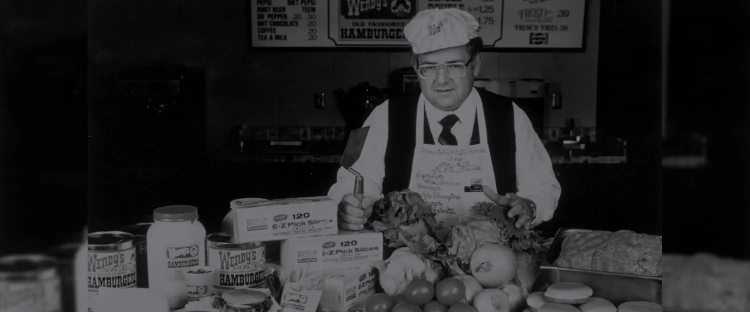 Dave con la comida y los ingredientes de Wendy's